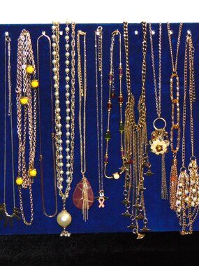 Vintage & Modern Assorted Gold Tone Necklace lot- very nice!